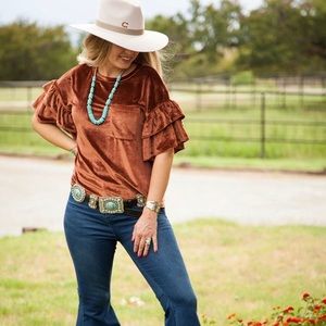 velvet bell sleeve top 🤠